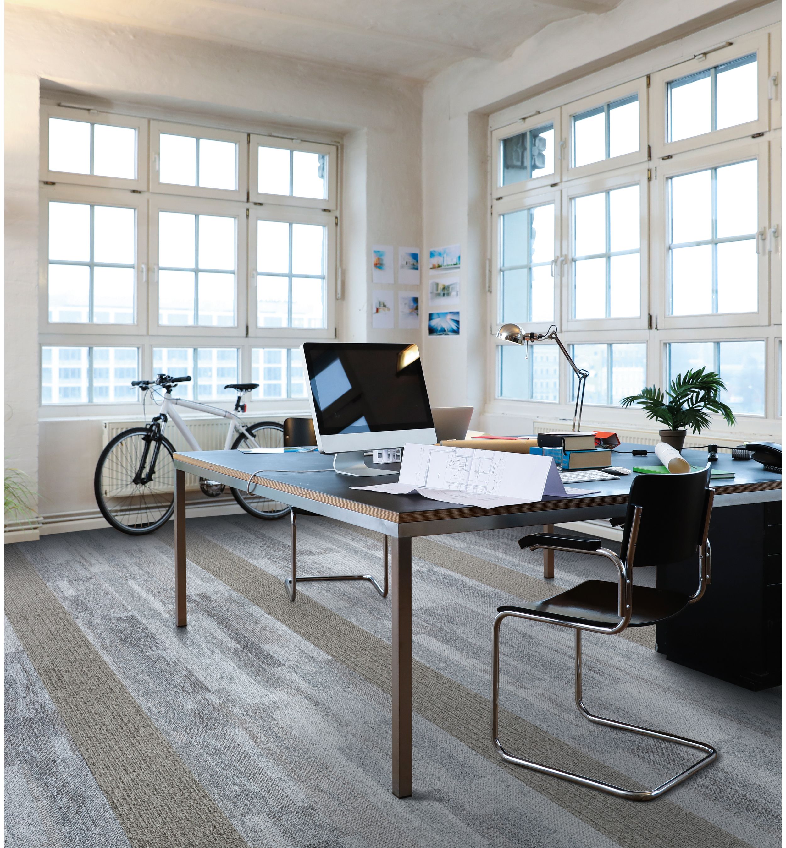 Interface Naturally Weathered and On Line plank carpet tile in office with desk and bike imagen número 5